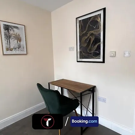 Stylish 2 Bedroom Flat By Tara Stays Short Lets & Serviced Accommodation Watford With Free Parking & Nearby Warner Studios Buitenkant foto