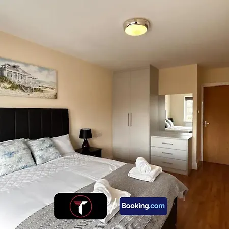 Stylish 2 Bedroom Flat By Tara Stays Short Lets & Serviced Accommodation Watford With Free Parking & Nearby Warner Studios Buitenkant foto