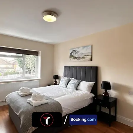 Stylish 2 Bedroom Flat By Tara Stays Short Lets & Serviced Accommodation Watford With Free Parking & Nearby Warner Studios Buitenkant foto