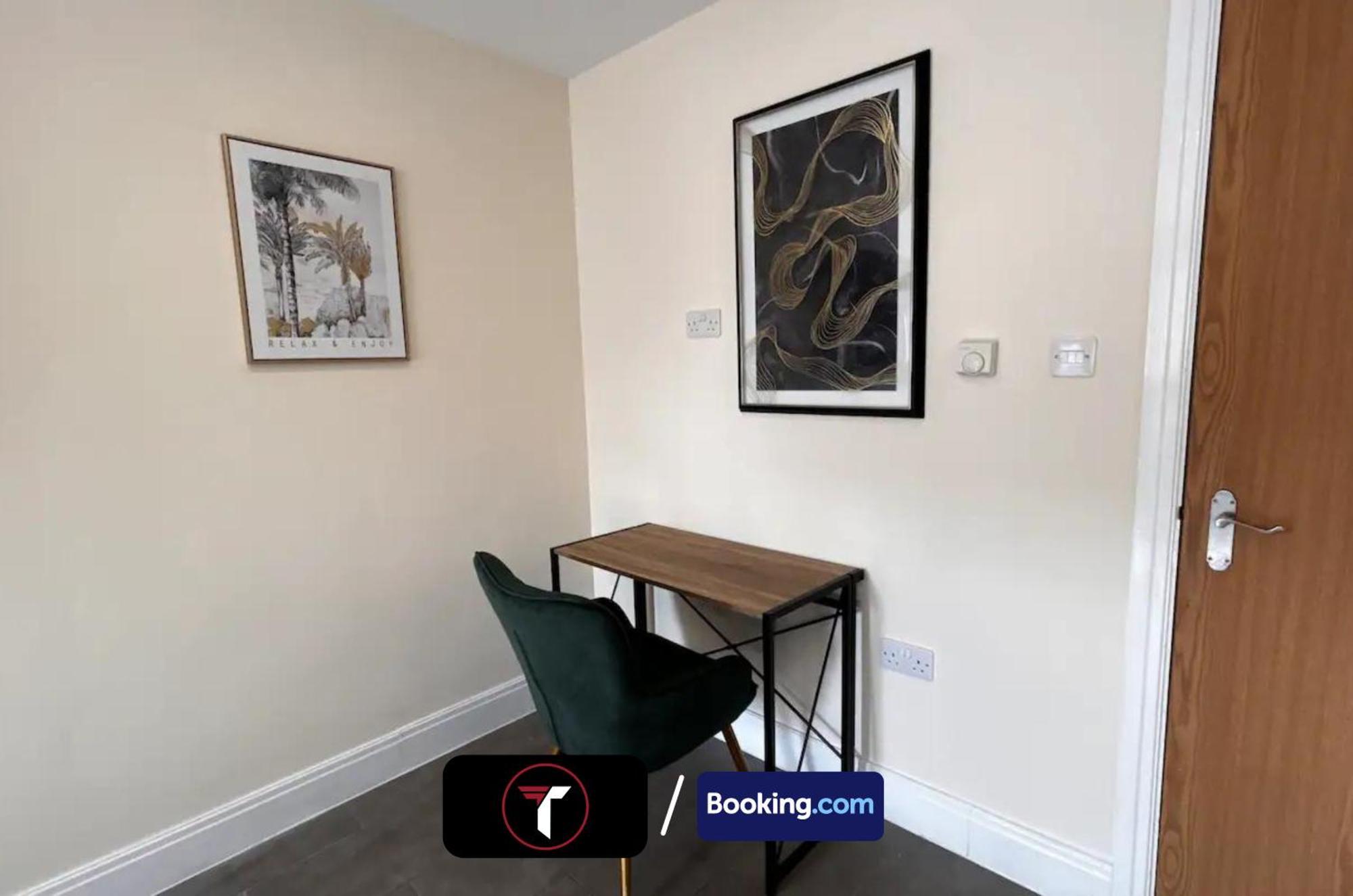 Stylish 2 Bedroom Flat By Tara Short Lets & Serviced Watford With Free Parking & Nearby Warner