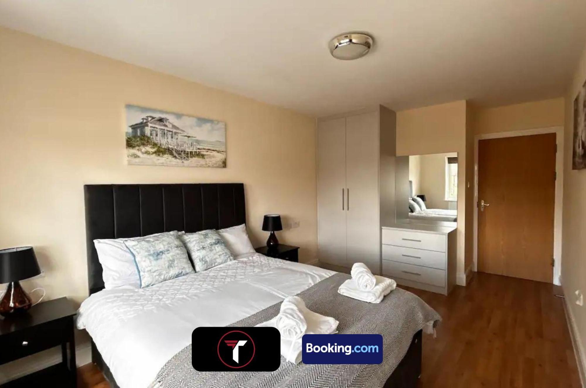 Stylish 2 Bedroom Flat By Tara Short Lets & Serviced Watford With Free Parking & Nearby Warner Apartment